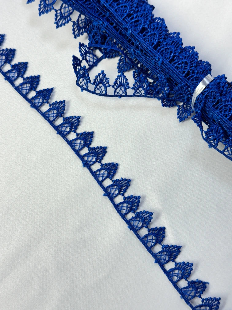Broderie, model cu colti din fir de matase, Albastru