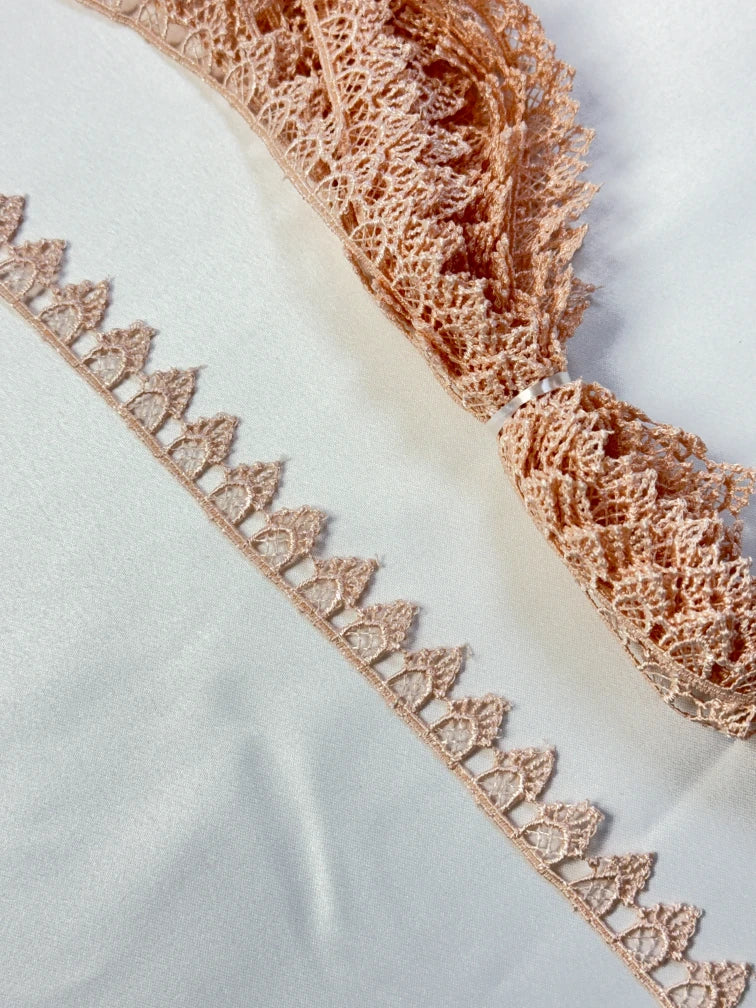 Broderie, model cu colti din fir de matase,SOMON