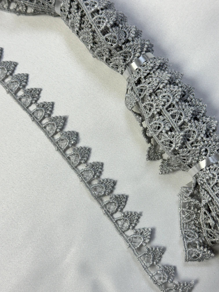 Broderie, model cu colti din fir de matase, Gri deschis