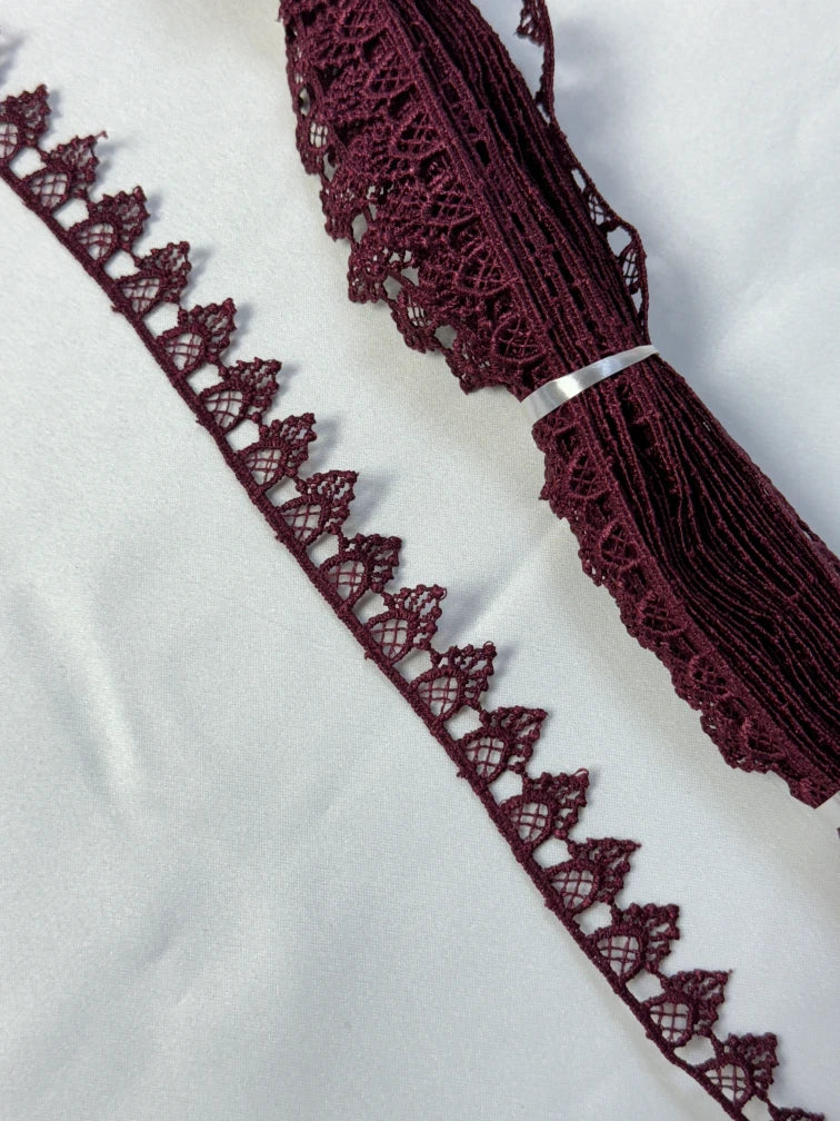 Broderie, model cu colti din fir de matase, Grena