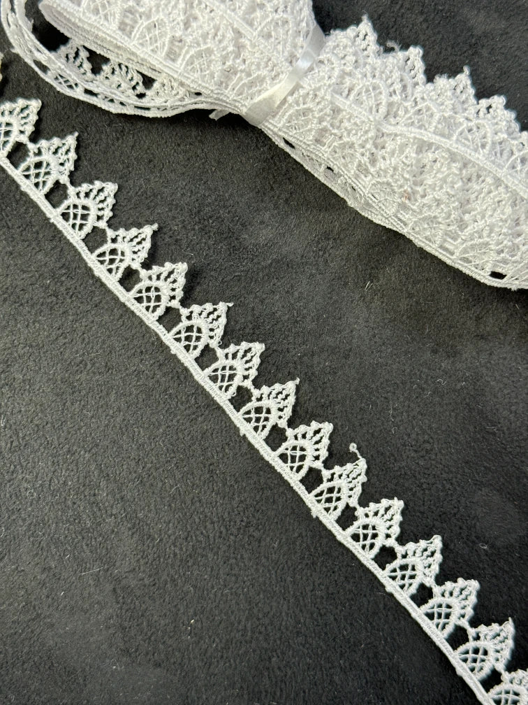 Broderie, model cu colti din fir de matase, Alb
