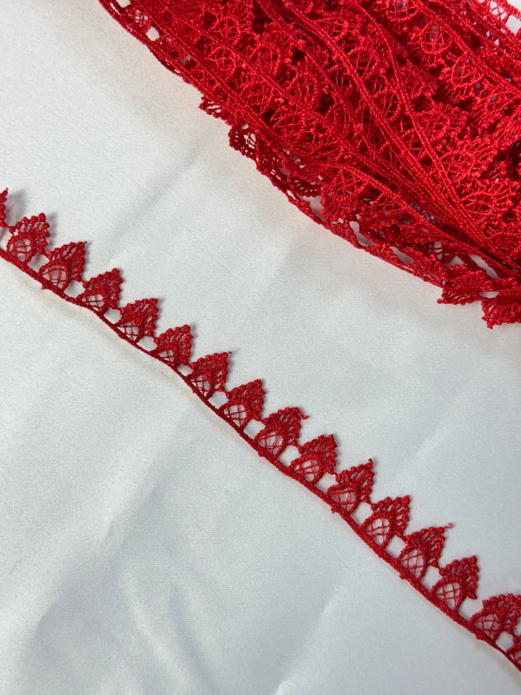 Broderie, model cu colti din fir de matase, Rosu