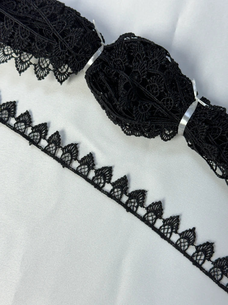 Broderie, model cu colti din fir de matase, Negru