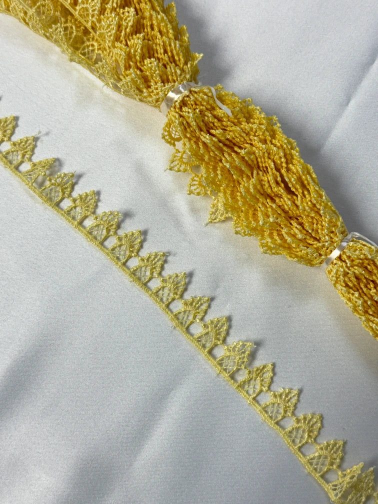 Broderie, model cu colti din fir de matase, Galben Pal