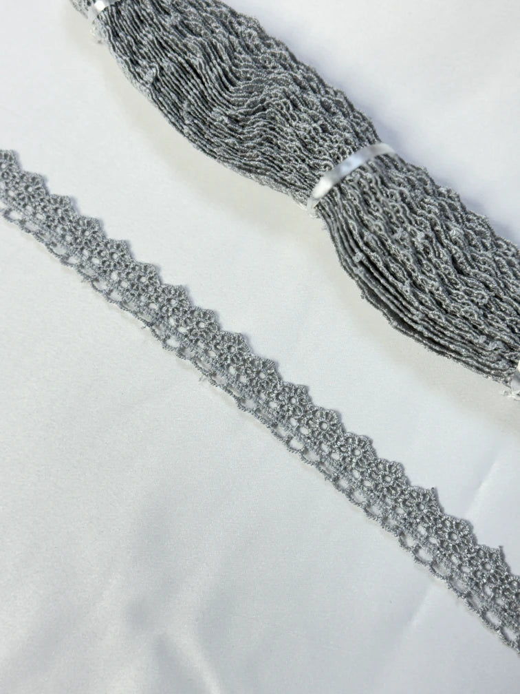 Broderie gri, model floral din fir de matase