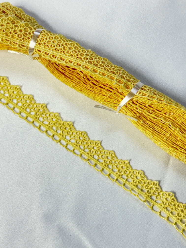 Broderie, model floral din fir de matase, galben