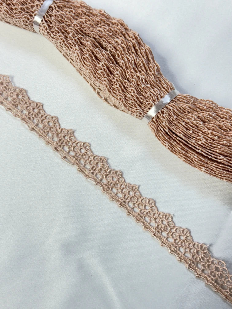 Broderie, model floral din fir de matase, bej inchis