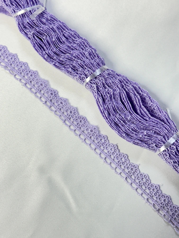 Broderie, model floral din fir de matase, mov lila