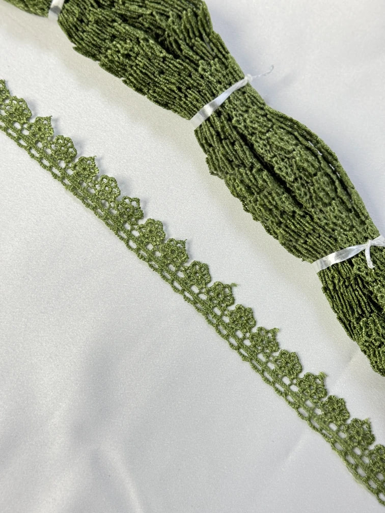 Broderie, model floral din fir de matase, kaki