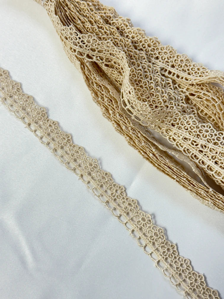 Broderie, model floral din fir de matase, bej deschis