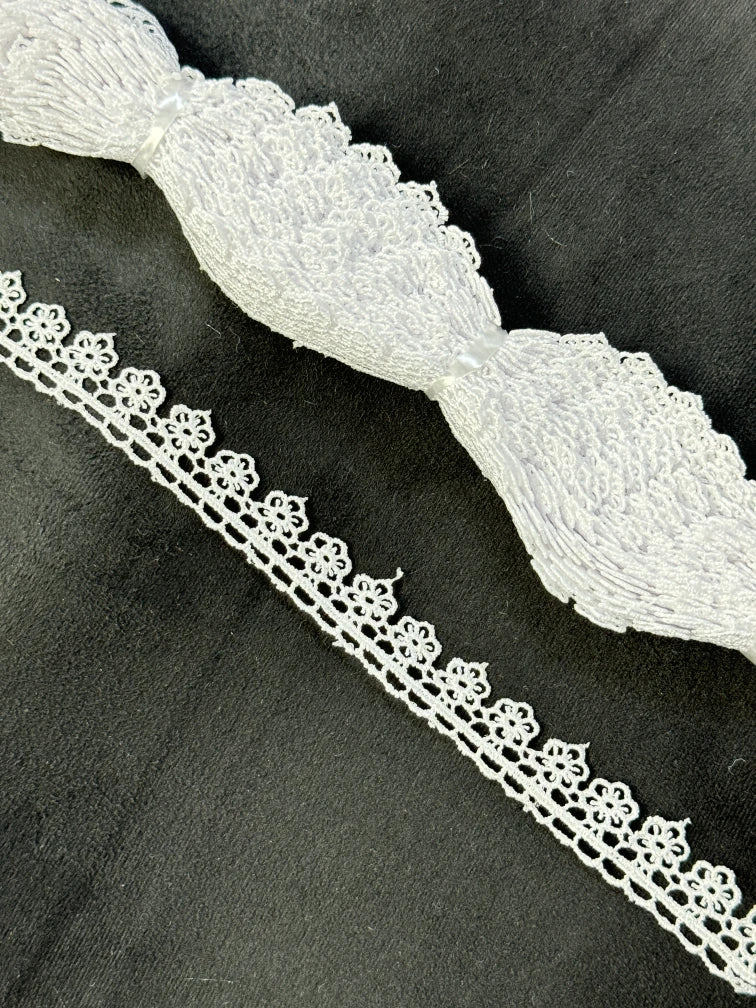 Broderie, model floral din fir de matase, Alb