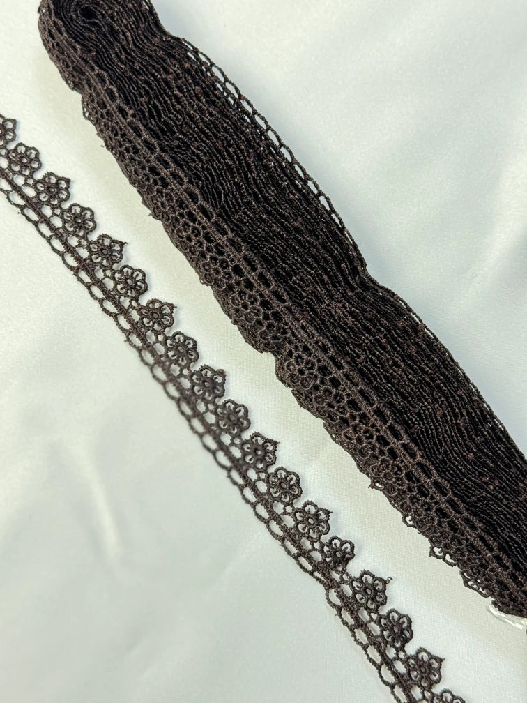 Broderie, model floral din fir de matase, Maro