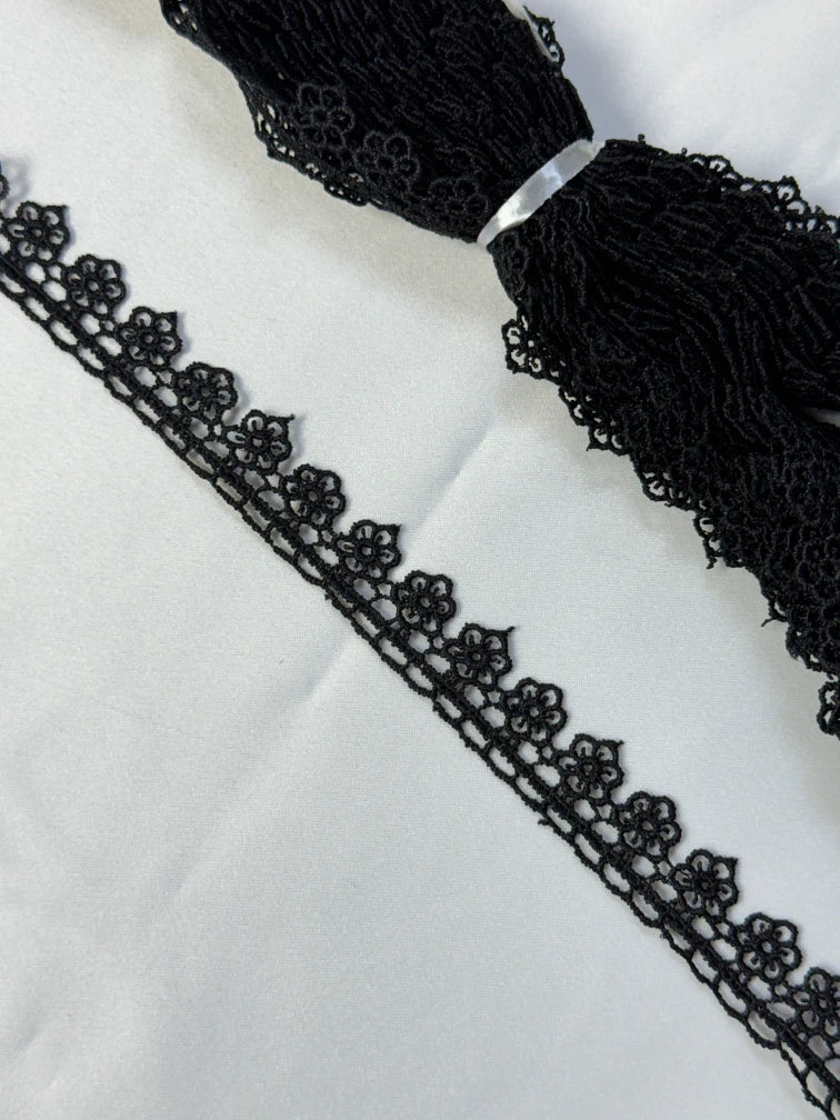 Broderie, model floral din fir de matase, Negru