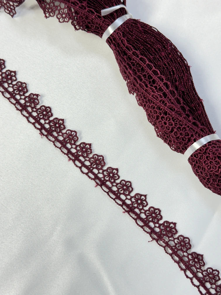 Broderie grena, model floral din fir de matase