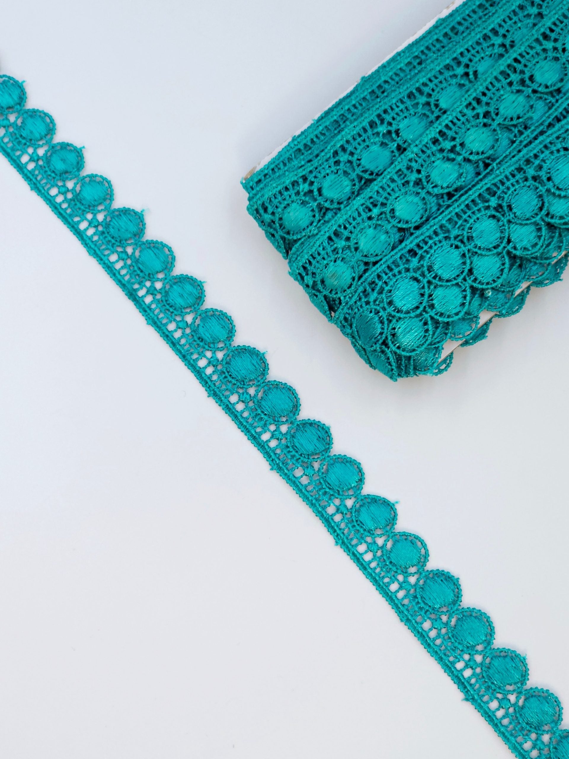 Broderie bleu-deschis model din fir de matase, 2cm
