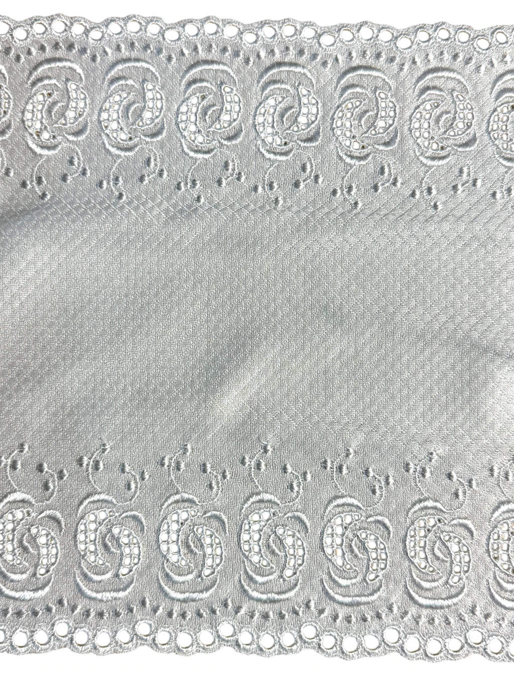 Dantela brodata alba pe jerse 20cm
