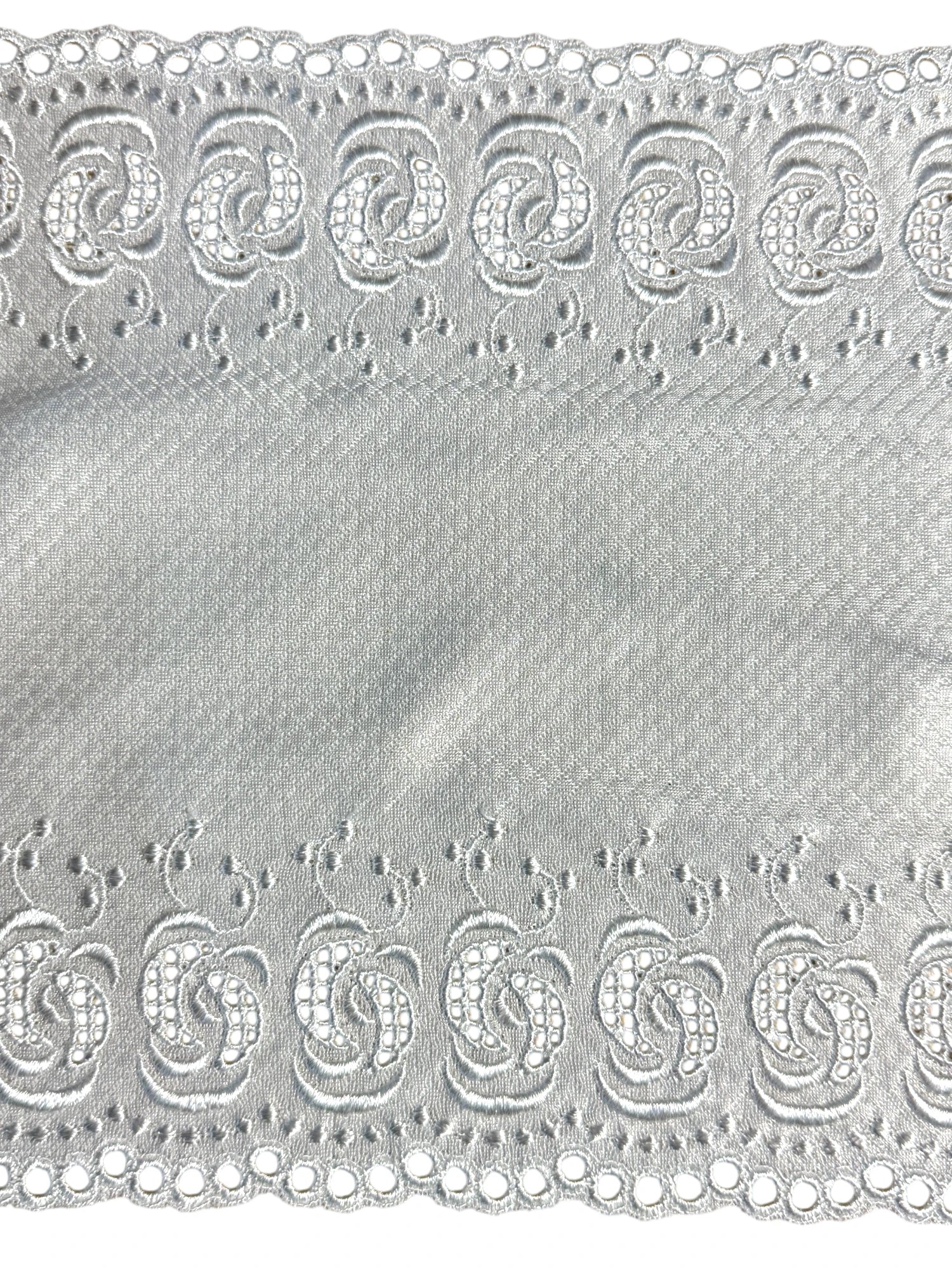 Dantela brodata alba pe jerse 20cm