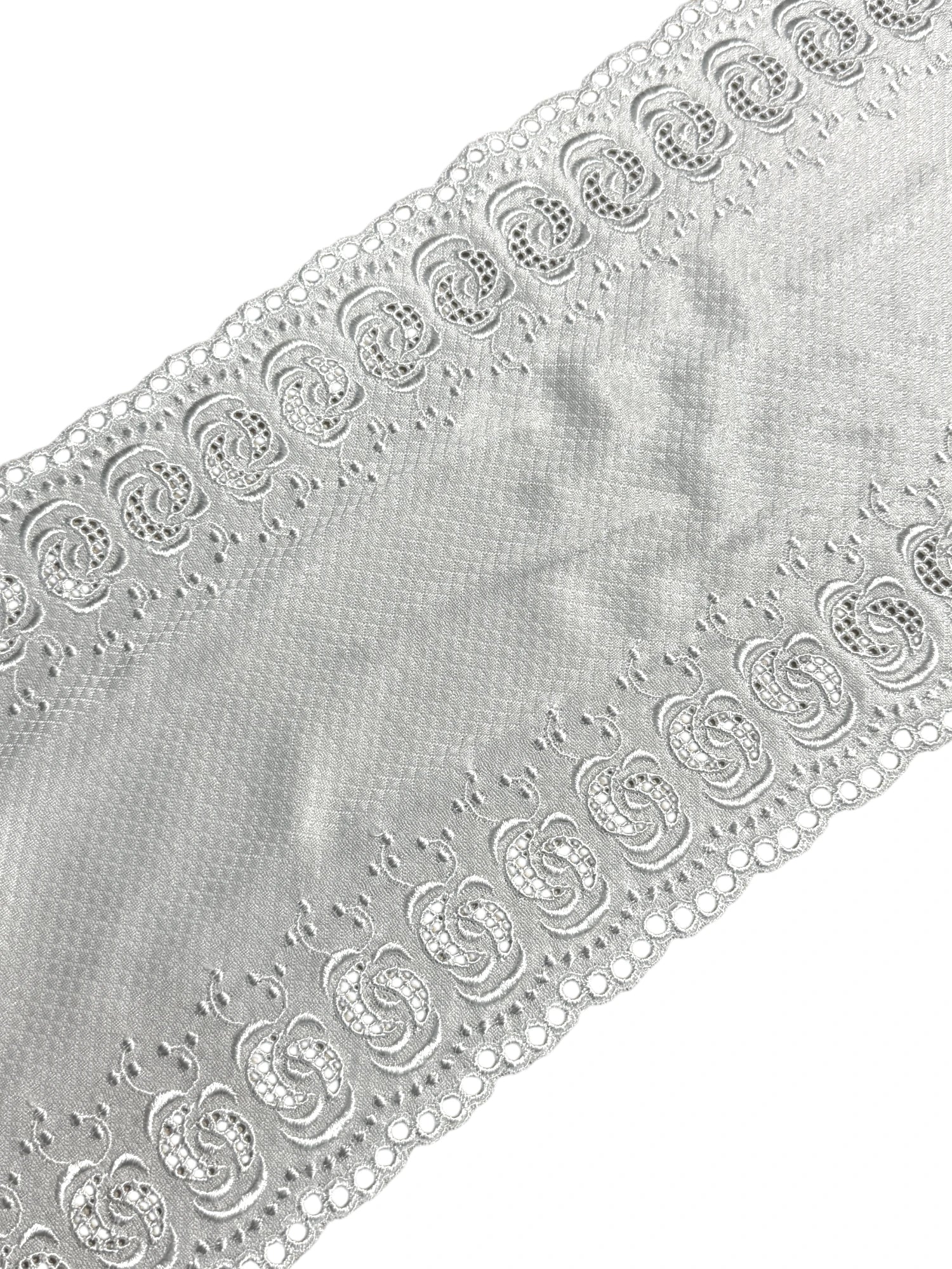 Dantela brodata alba pe jerse 20cm