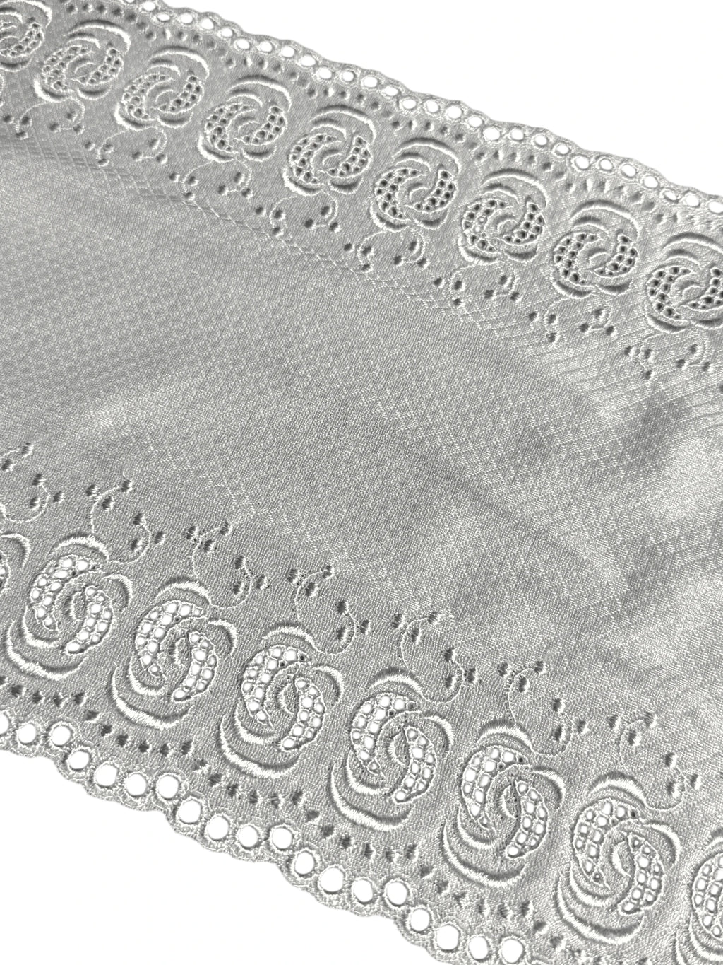 Dantela brodata alba pe jerse 20cm