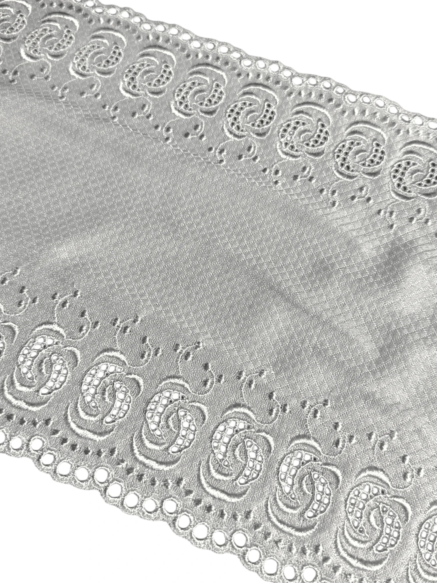 Dantela brodata alba pe jerse 20cm
