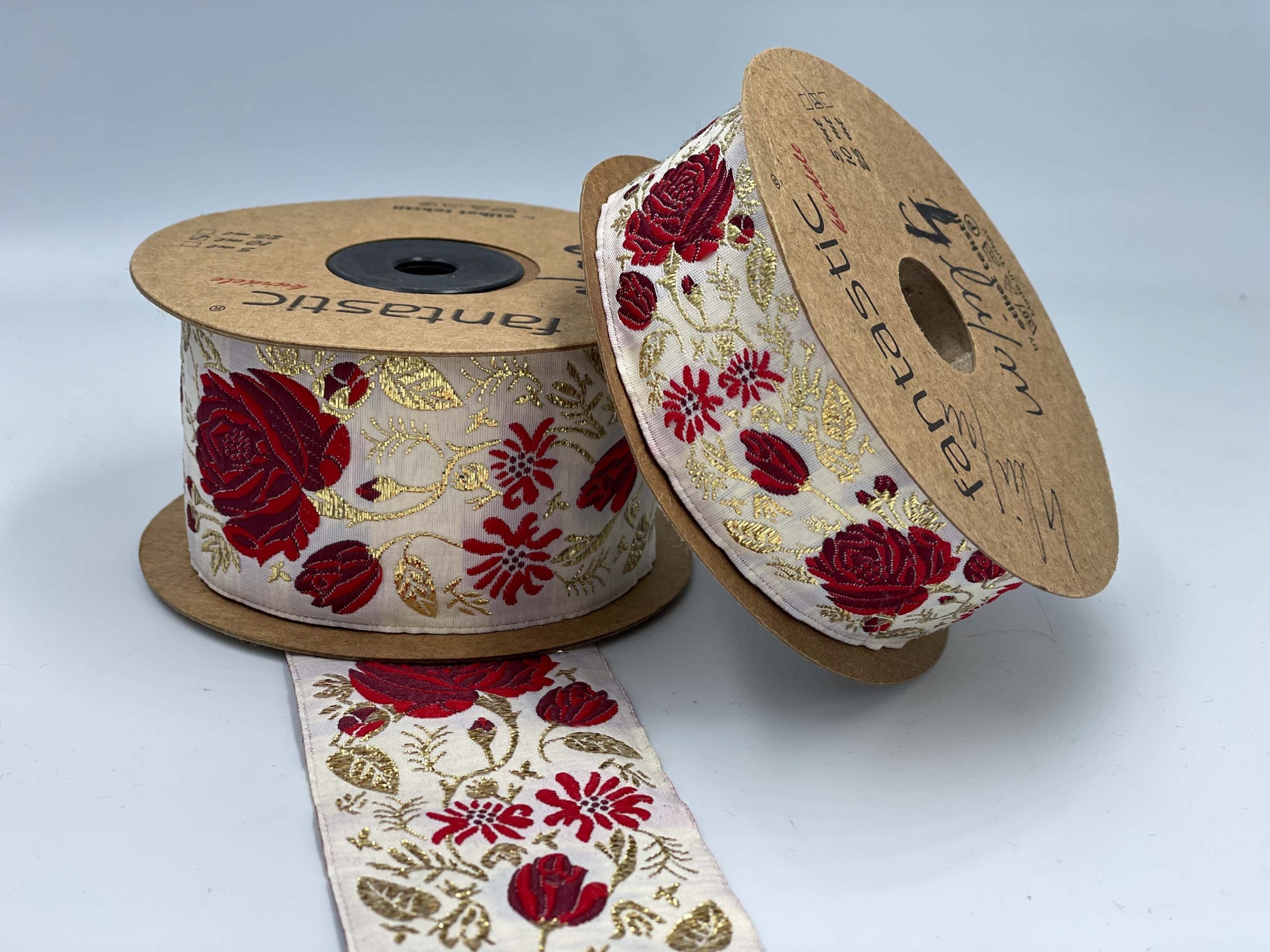 Galon decorativ, model Tradafiri pe funda alb, diferite latimi, 3cm-5cm