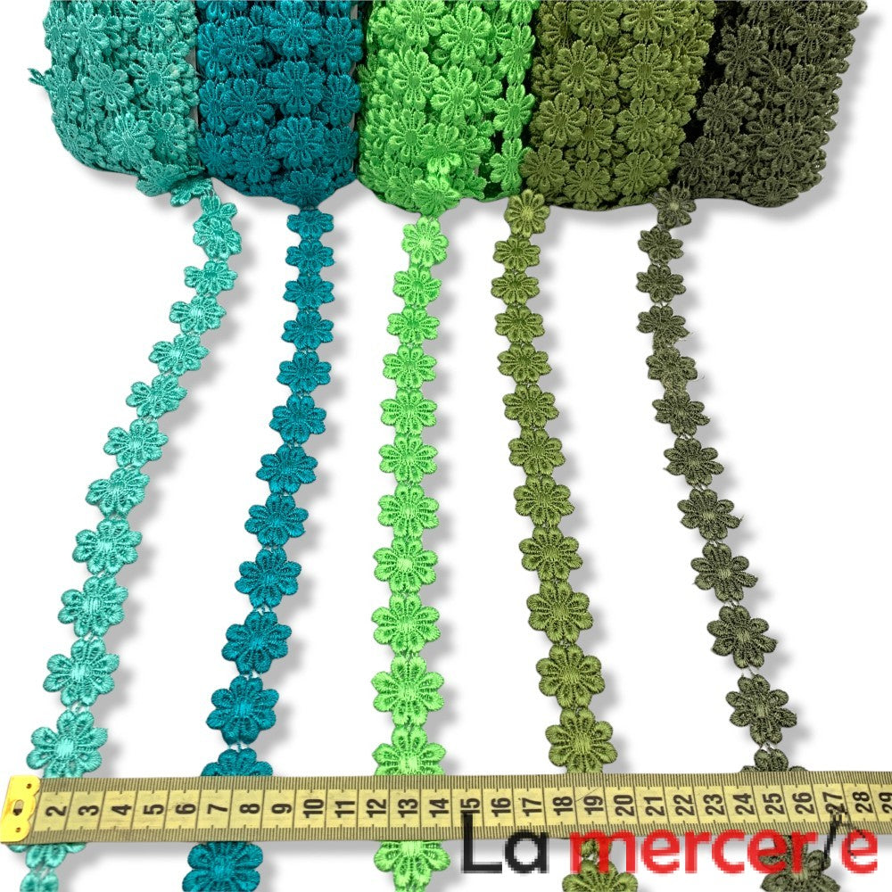 Broderie din fir de matase, nuante de verde, latime 2cm