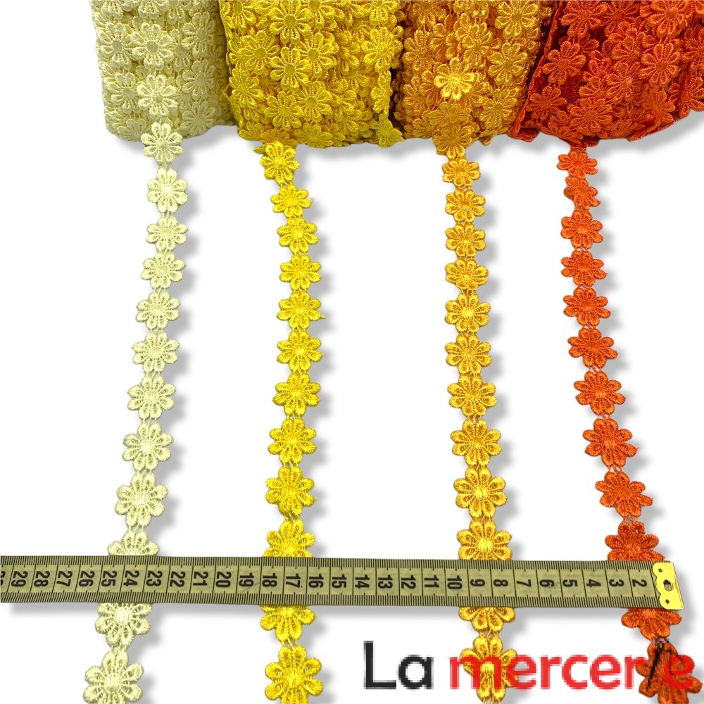 Broderie din fir de matase, nuante de galben, latime 2cm