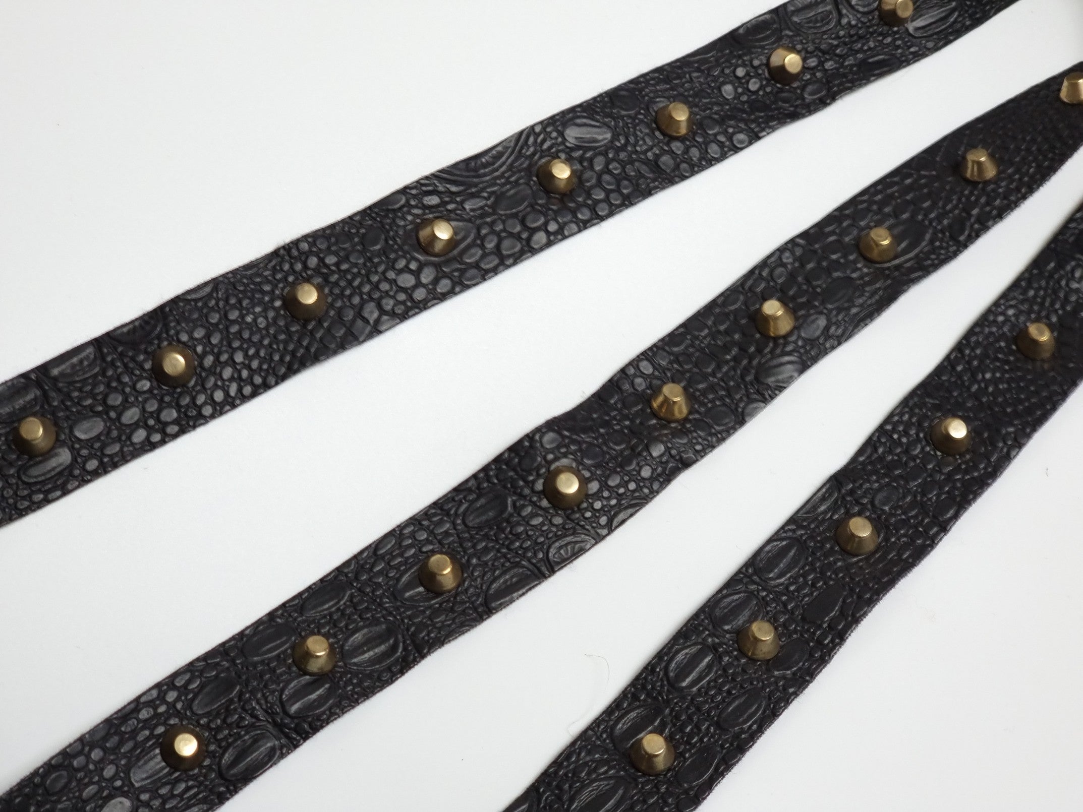 Pasmanterie tip banda din imitatie de piele cu capse, 3cm, neagra