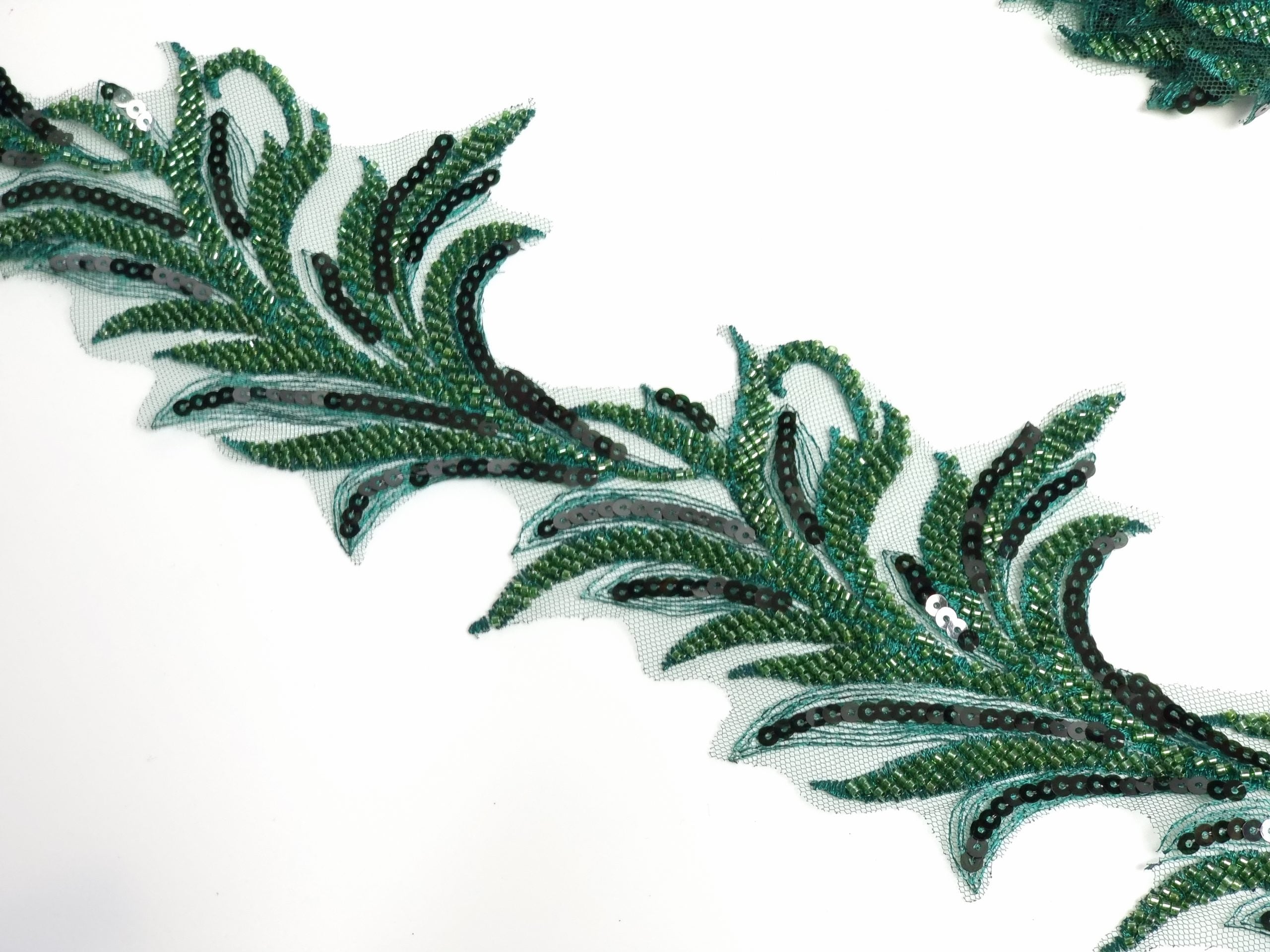 Pasmanterie model frunze, latime 10cm, cu paiete, verde