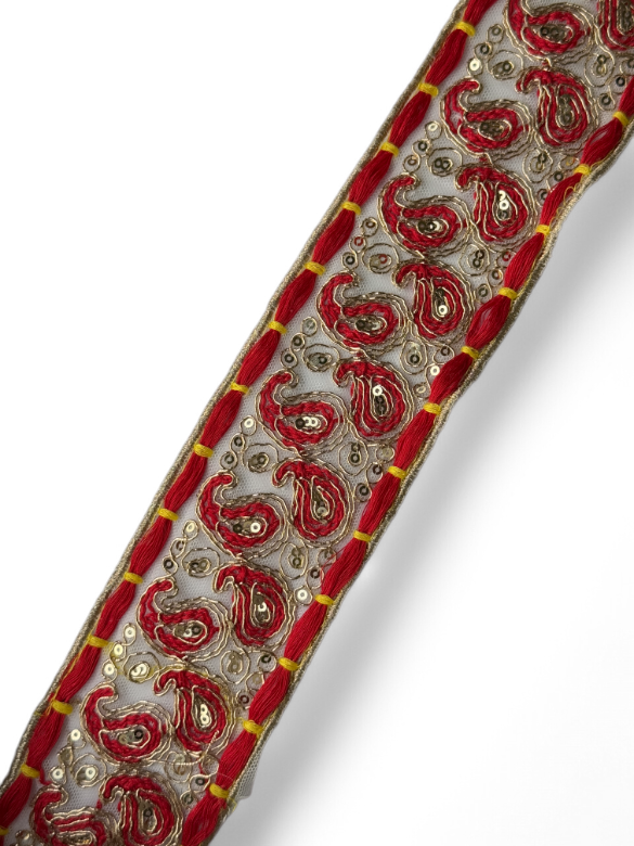 Pasmanterie rosie cu margini brodate,  6.5cm