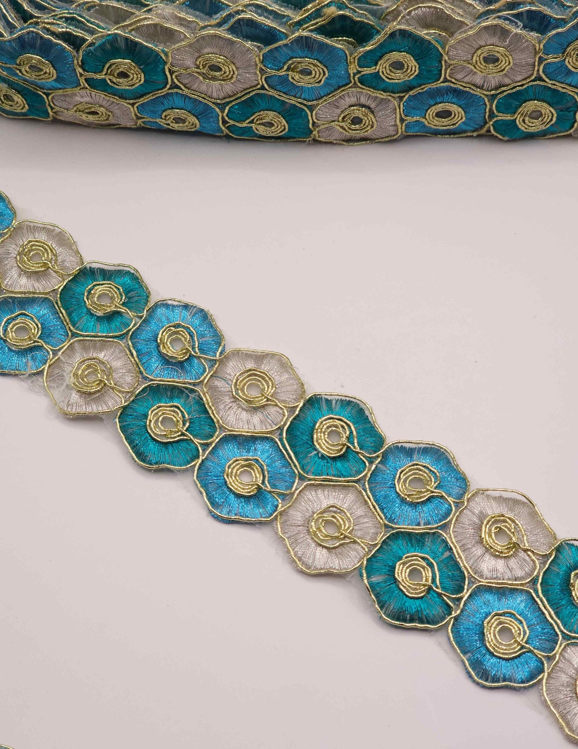 Pasmanterie flori brodate pe panza, 4cm, turcoaz si bej
