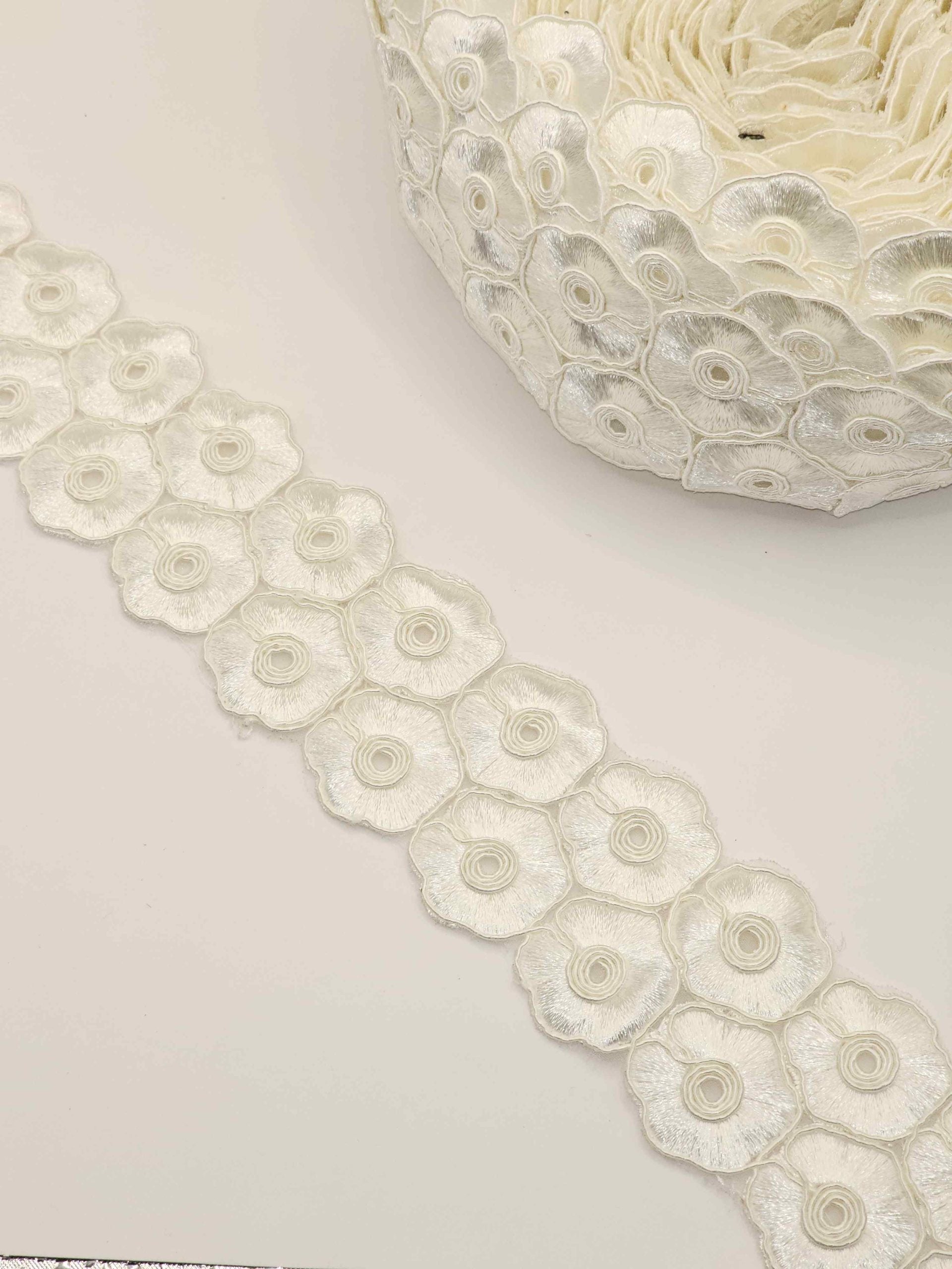 Pasmanterie flori brodate pe panza, 4cm, crem