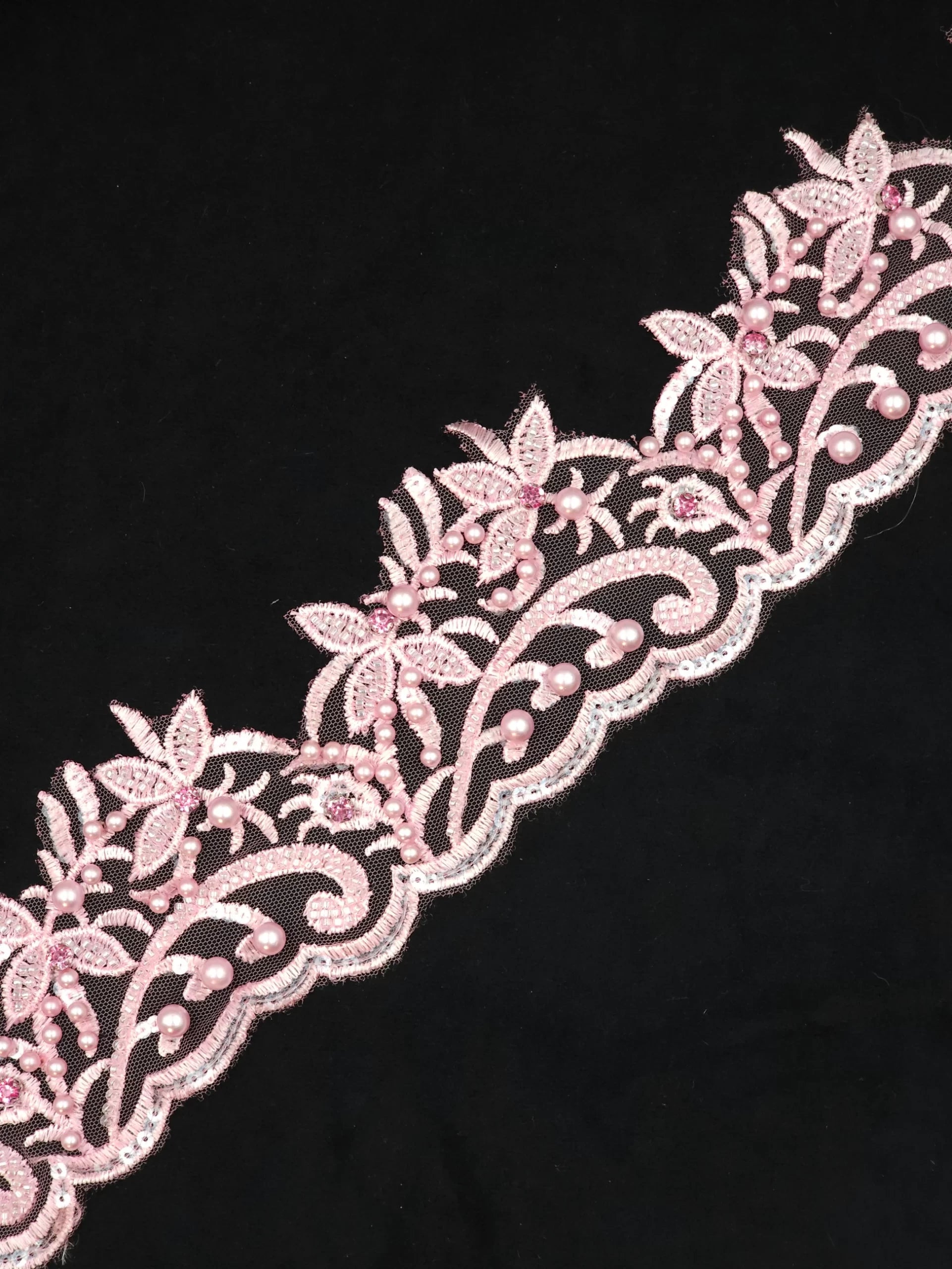 Pasmanterie model floral, Roz, 8cm, paiete si margele cusute