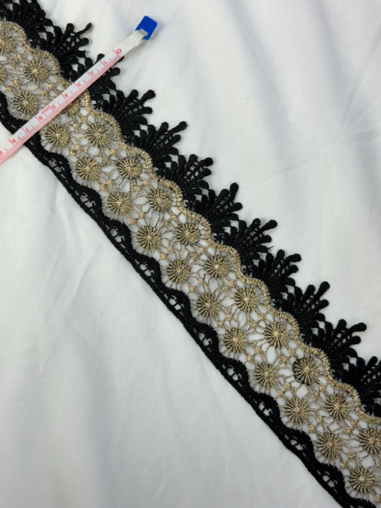 Pasmanterie neagra cu fir lame auriu, 7,5cm