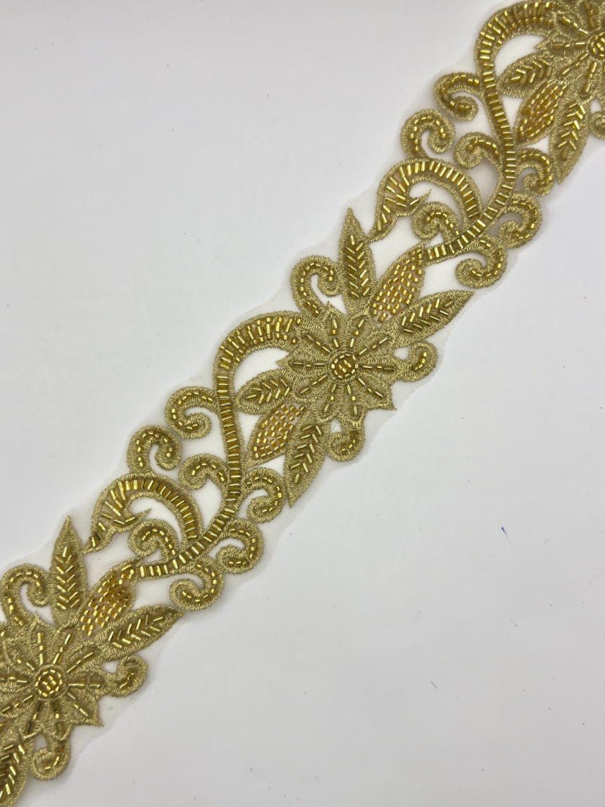 Pasmanterie model floral cu margele si paiete cusute 7cm