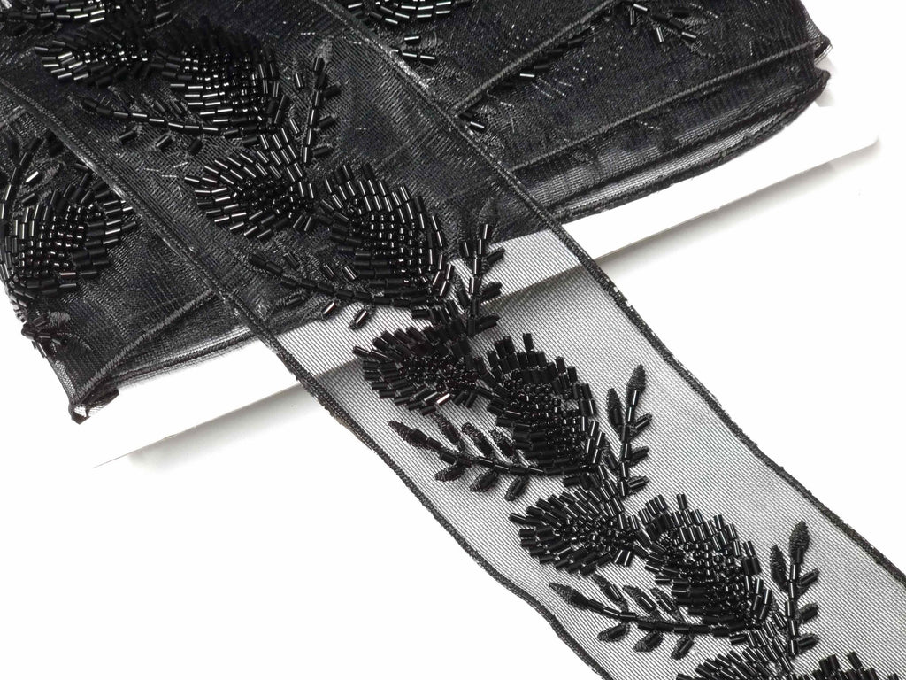 Pasmanterie pe tul, neagra, aurie sau argintie, latime 5cm, cu margele cusute