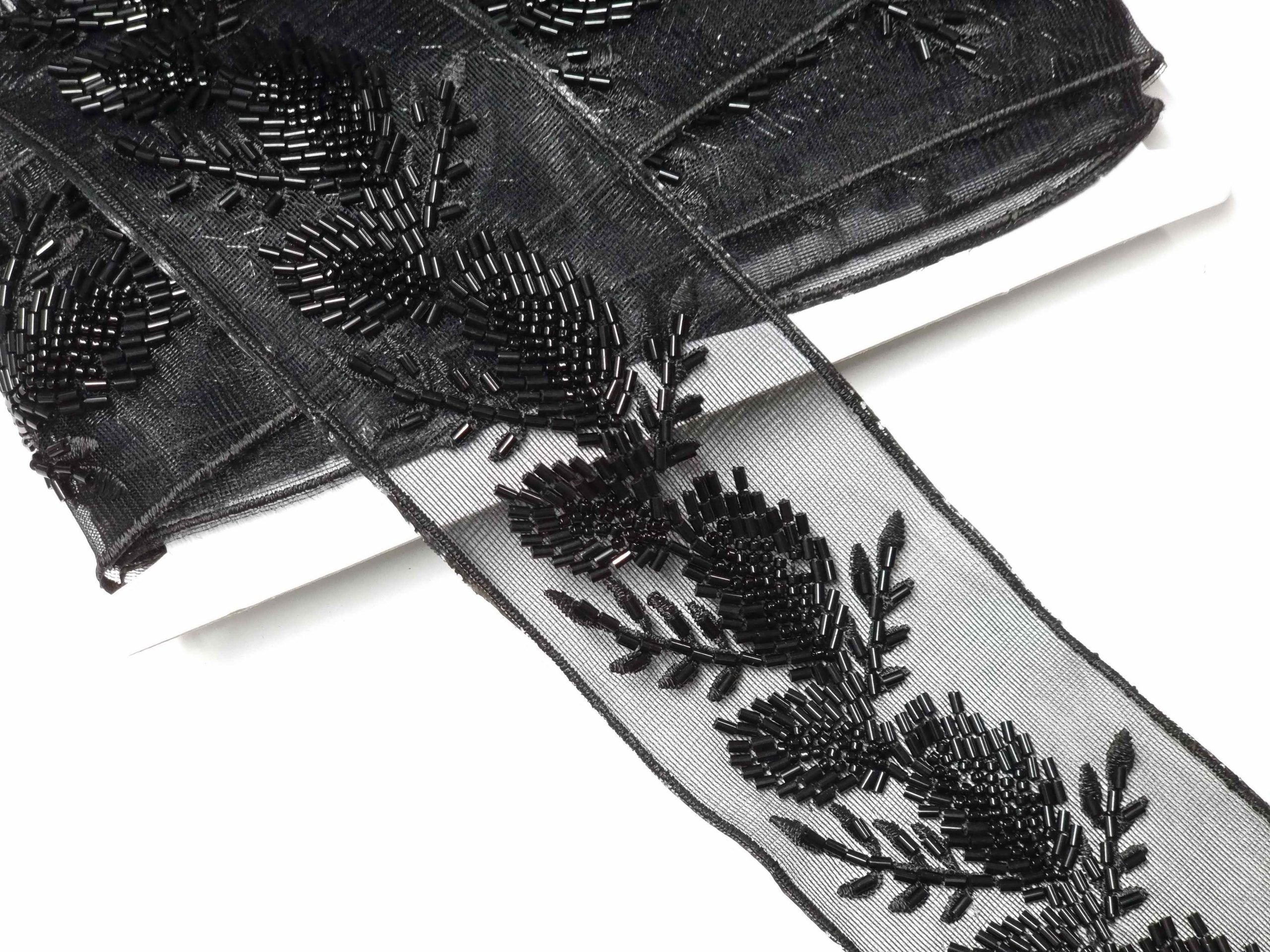 Pasmanterie pe tul, neagra, aurie sau argintie, latime 5cm, cu margele cusute
