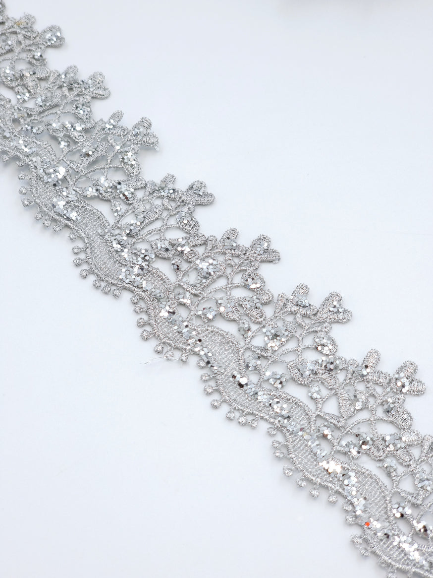 Pasmanterie argintie, model floral cu sclipici 25mm latime