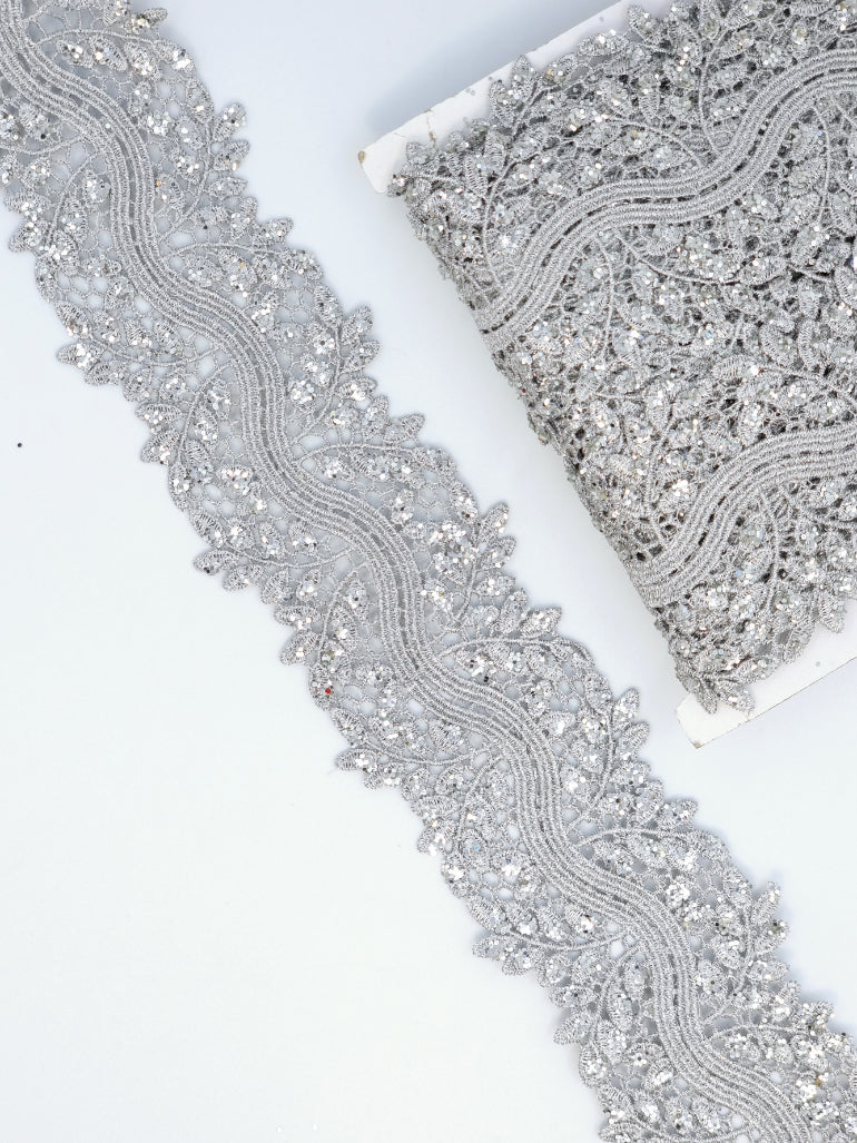 Pasmanterie argintie, model floral cu sclipici 30mm latime