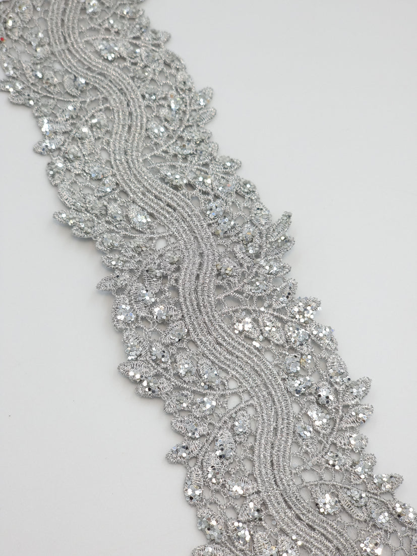 Pasmanterie argintie, model floral cu sclipici 30mm latime