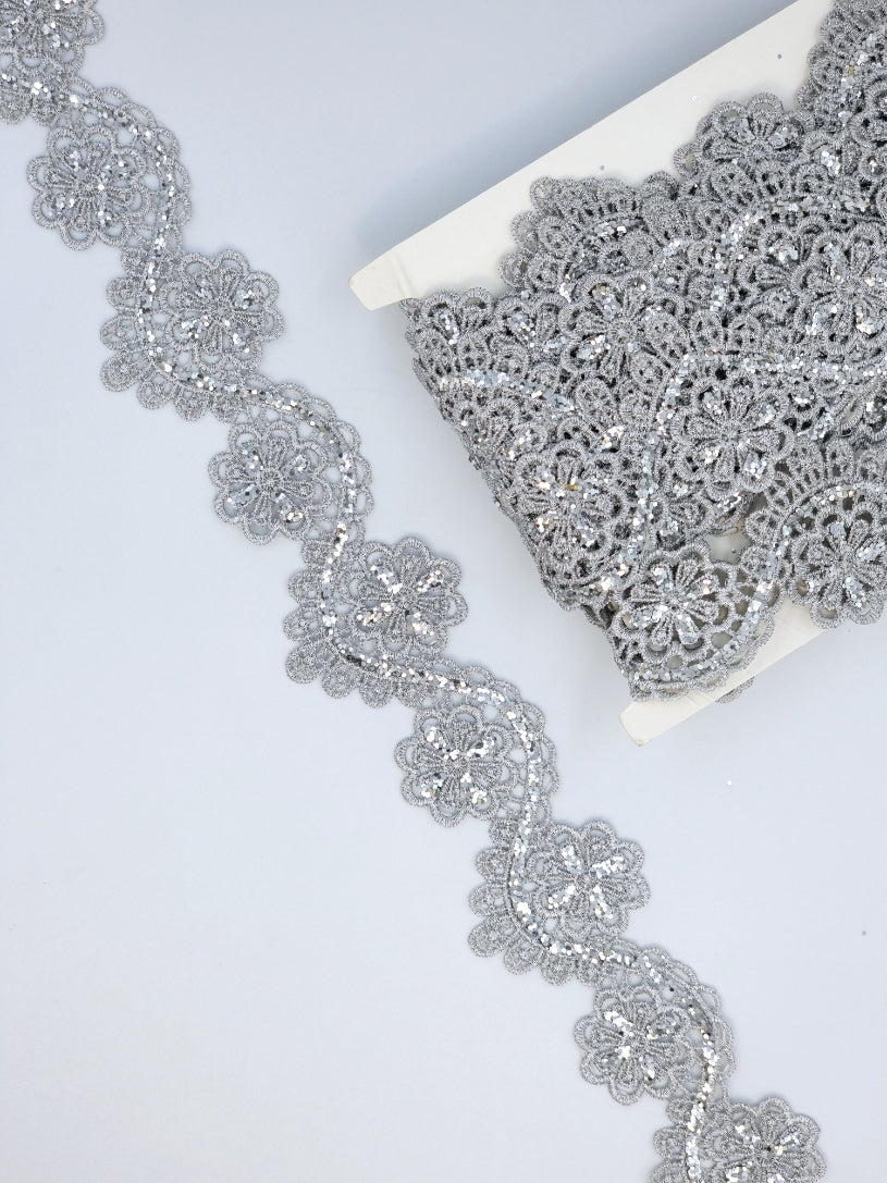 Pasmanterie argintie, model floral cu sclipici 20mm latime