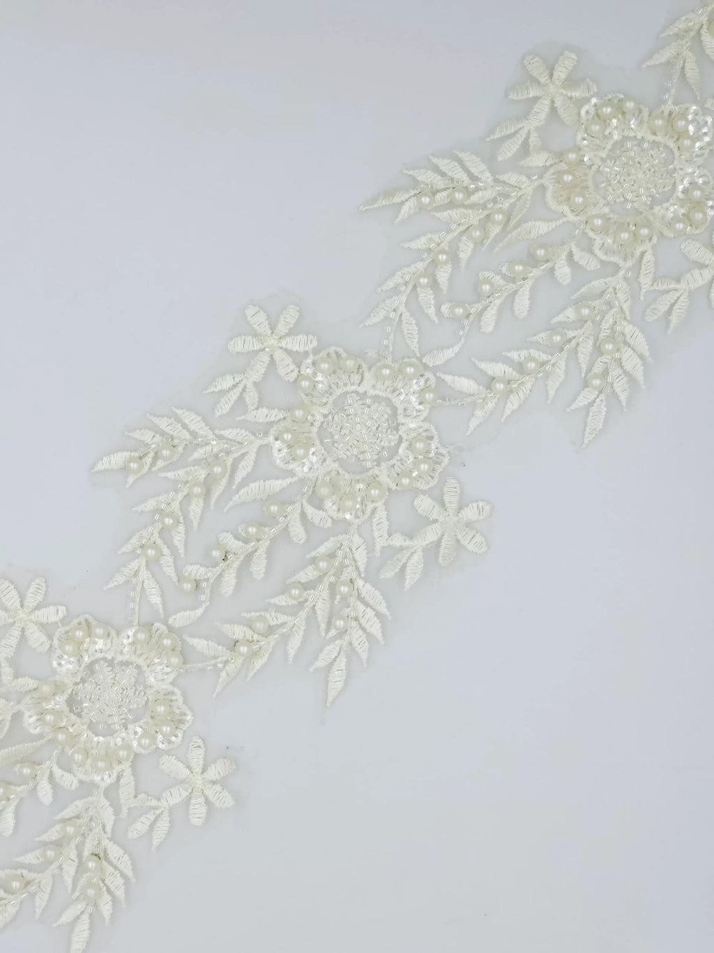 Pasmanterie de ocazie, crem, 9cm, paiete si margele cusute