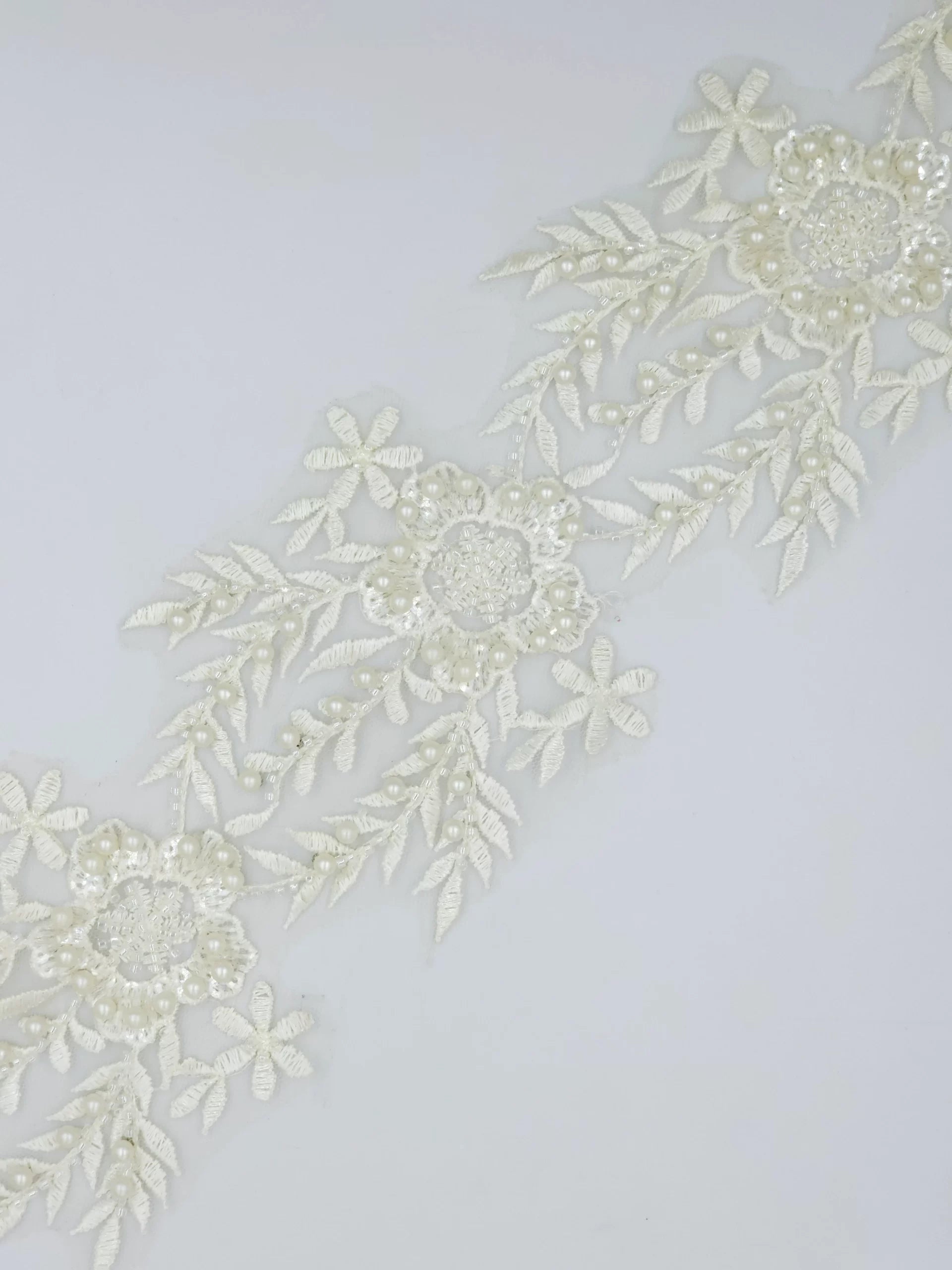 Pasmanterie de ocazie, crem, 9cm, paiete si margele cusute