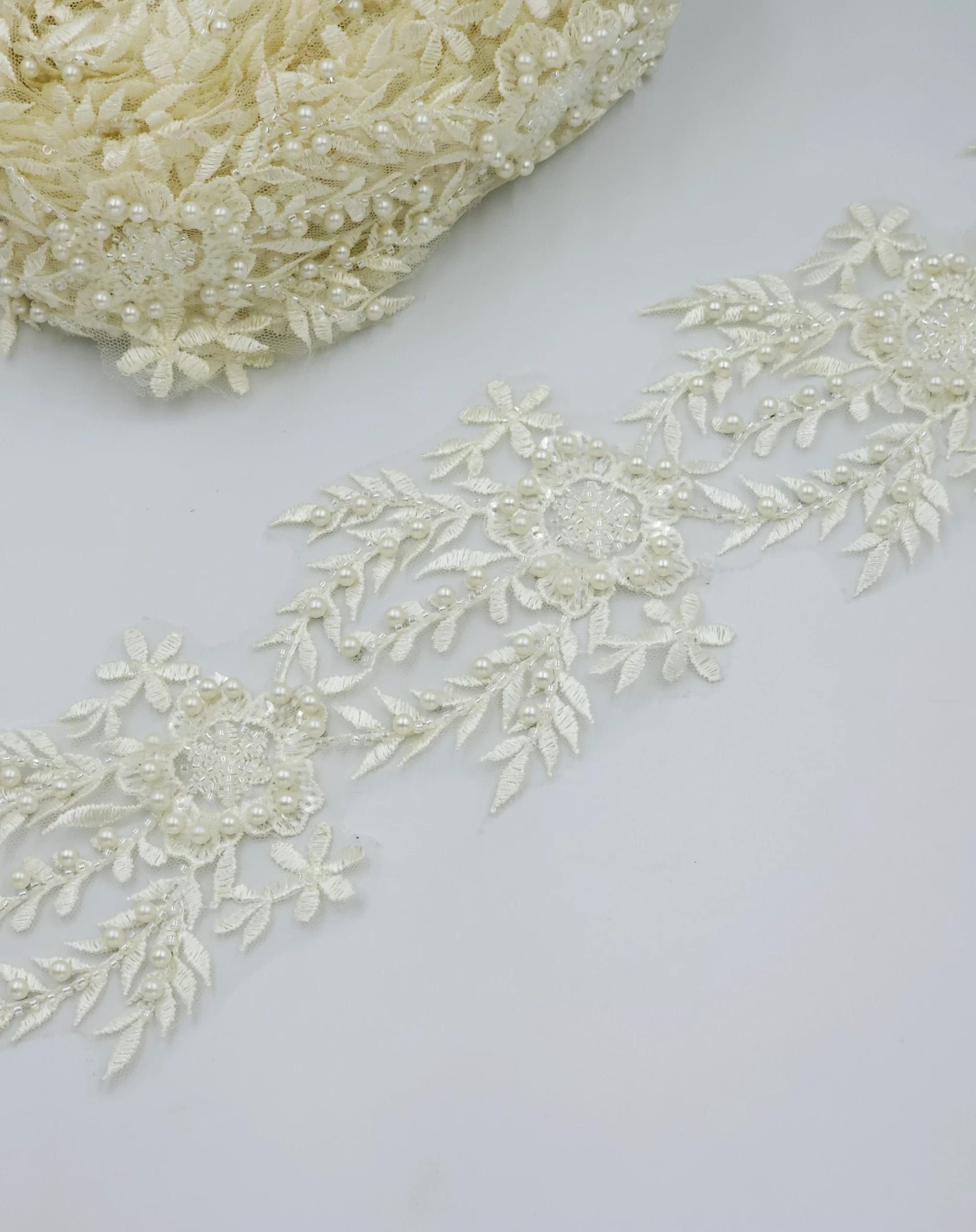 Pasmanterie de ocazie, crem, 9cm, paiete si margele cusute