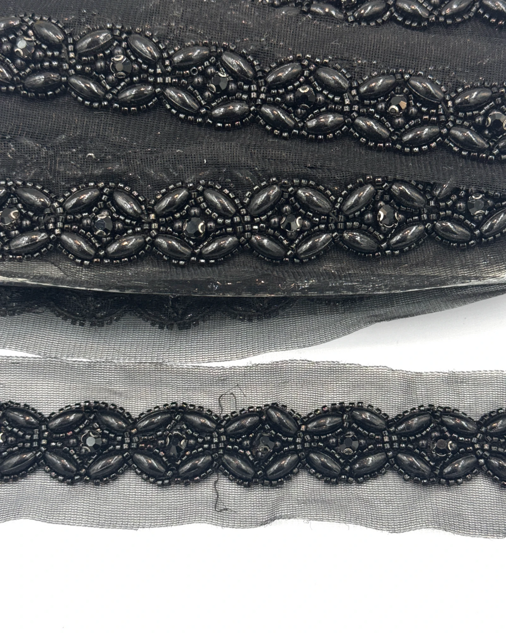 Pasmanterie neagra cu perle si margele 4cm