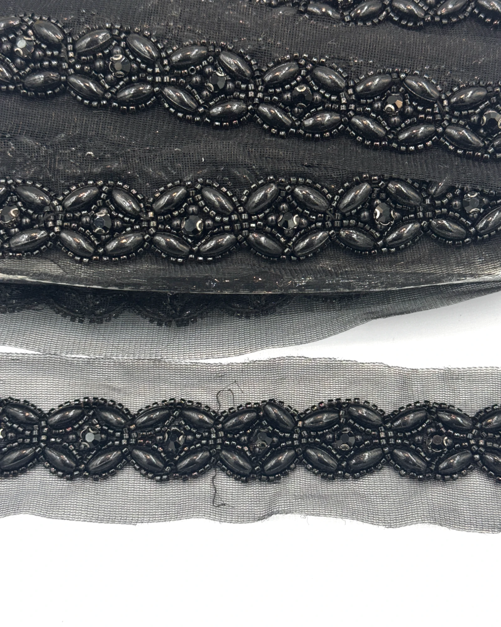 Pasmanterie neagra cu perle si margele 4cm