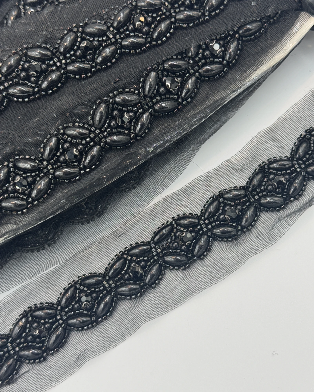 Pasmanterie neagra cu perle si margele 4cm