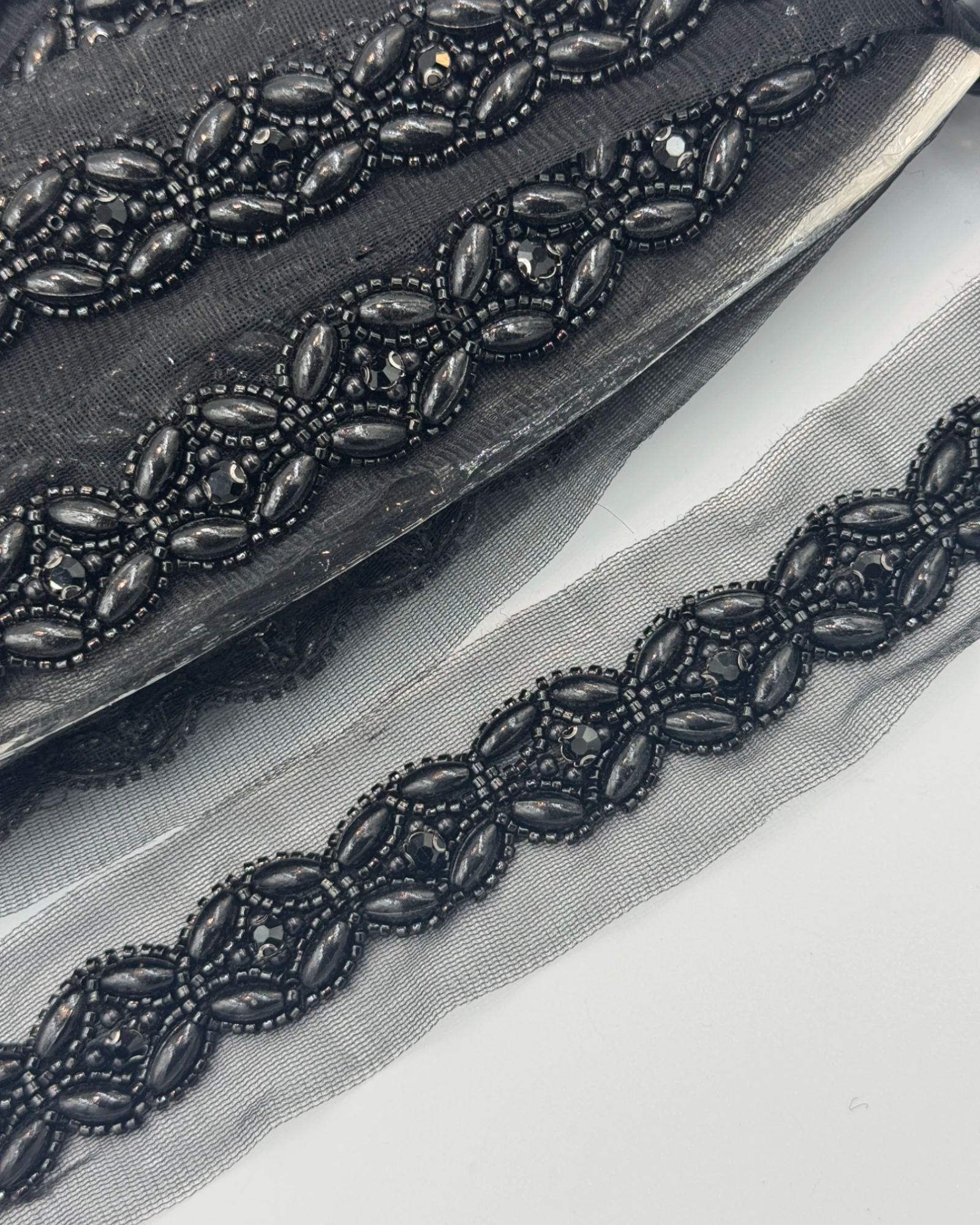 Pasmanterie neagra cu perle si margele 4cm