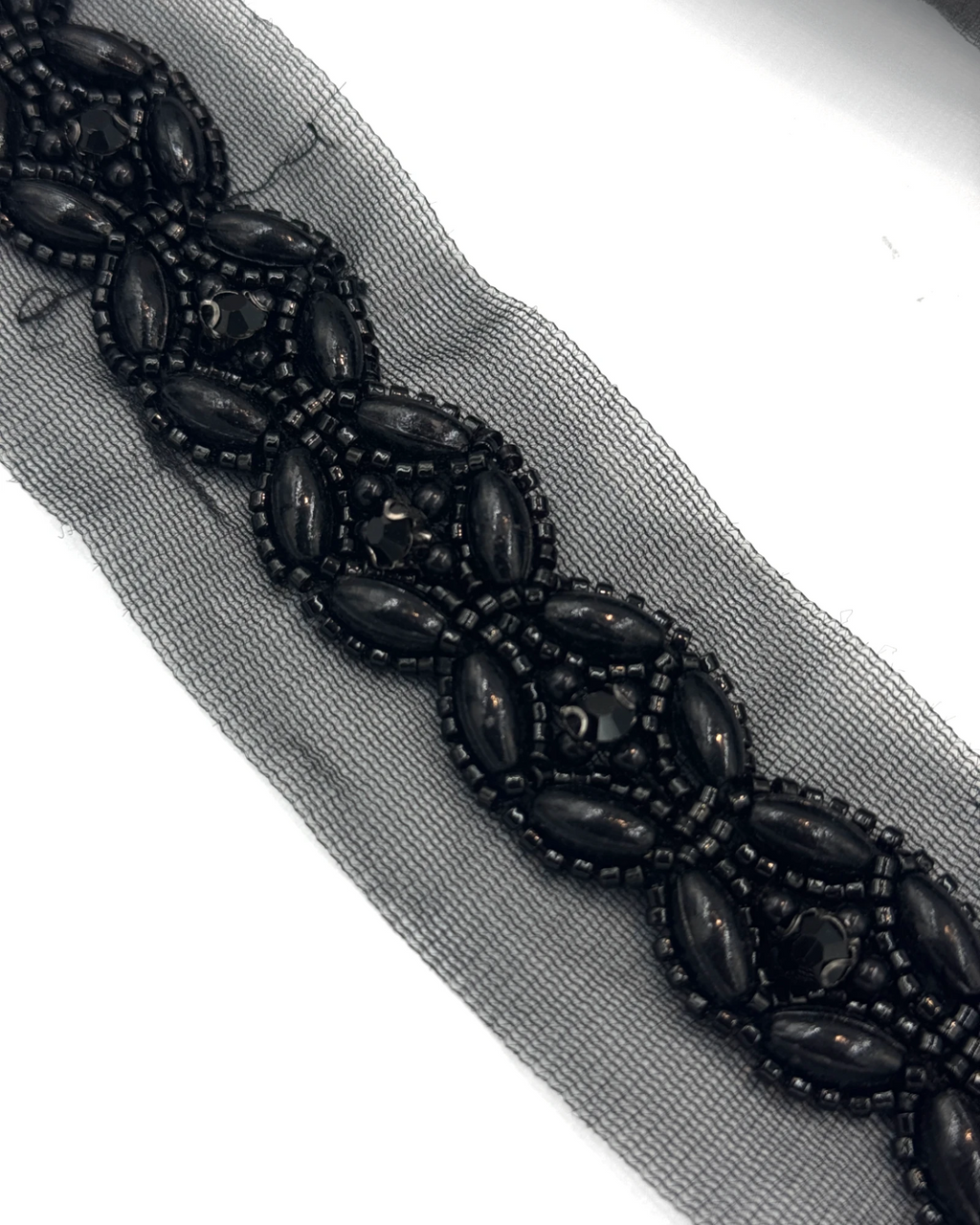Pasmanterie neagra cu perle si margele 4cm