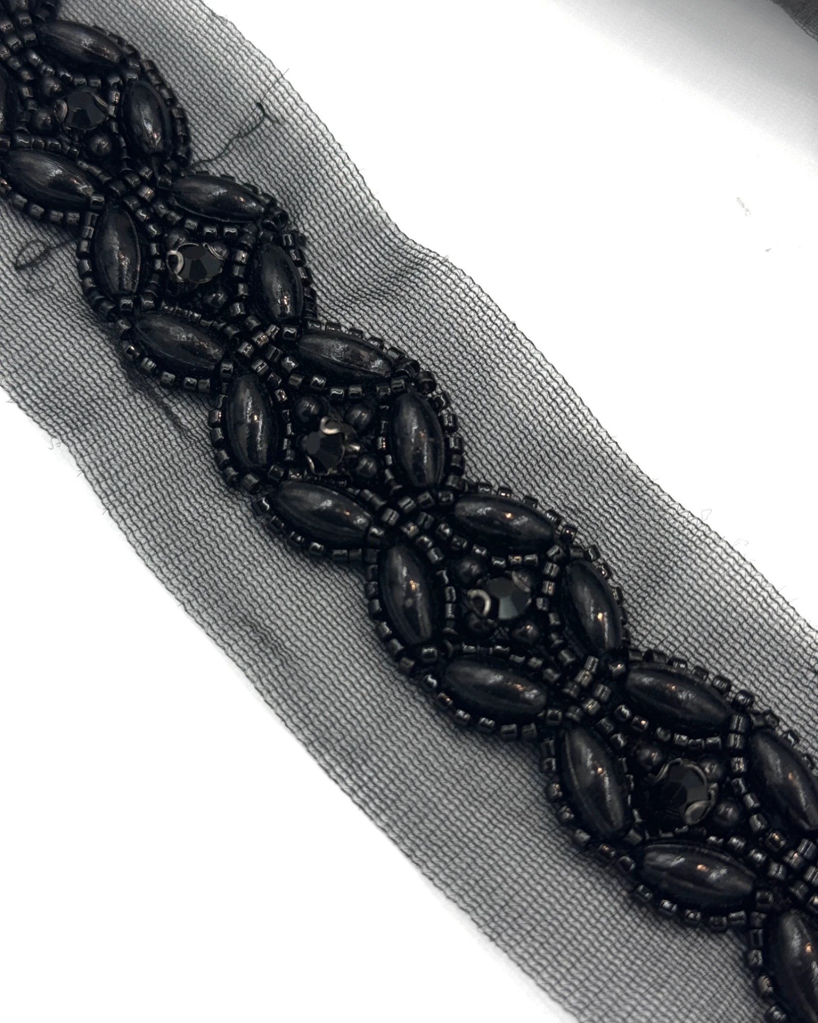 Pasmanterie neagra cu perle si margele 4cm
